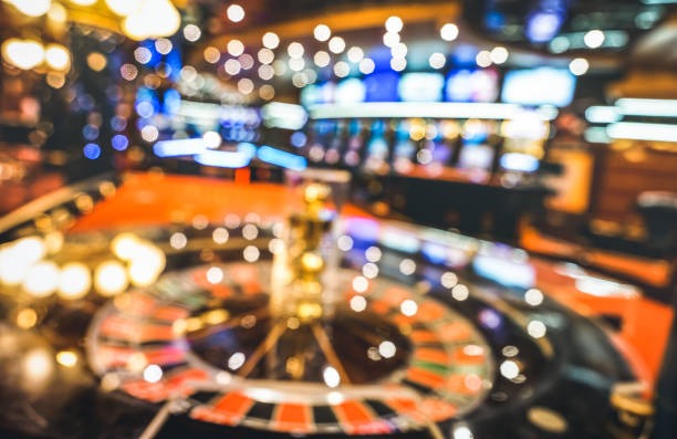 Live dealer dealing cards in Ceme Online game