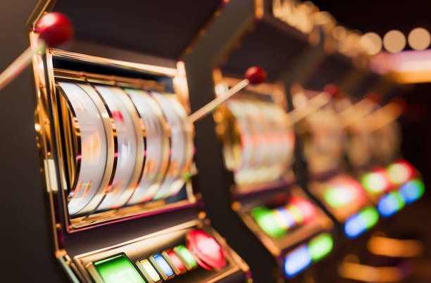 Live dealer conducting Super Sic Bo round at kartu bet studio